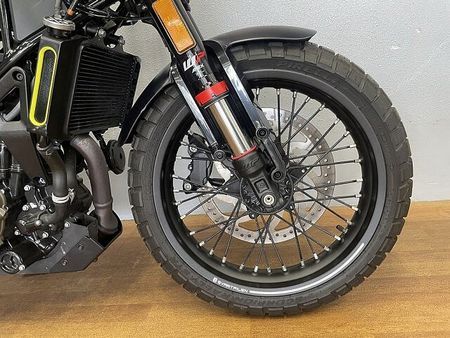 ハスクバーナ SVARTPILEN 401 スヴァルトピレン401 2022年モデル 充電機能付きスマホホルダー装備 ローダウンカスタ 14