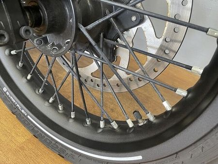 ハスクバーナ SVARTPILEN 401 スヴァルトピレン401 2022年モデル 充電機能付きスマホホルダー装備 ローダウンカスタ 15