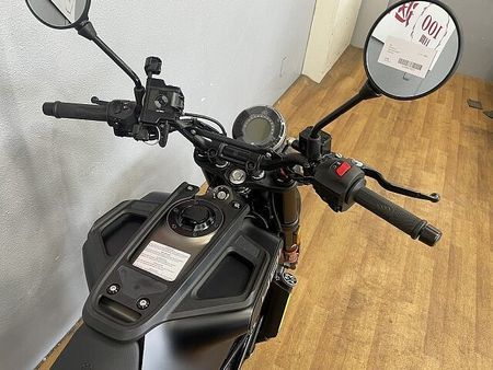 ハスクバーナ SVARTPILEN 401 スヴァルトピレン401 2022年モデル 充電機能付きスマホホルダー装備 ローダウンカスタ 19