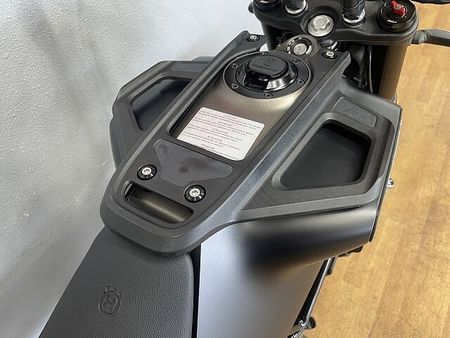 ハスクバーナ SVARTPILEN 401 スヴァルトピレン401 2022年モデル 充電機能付きスマホホルダー装備 ローダウンカスタ 23