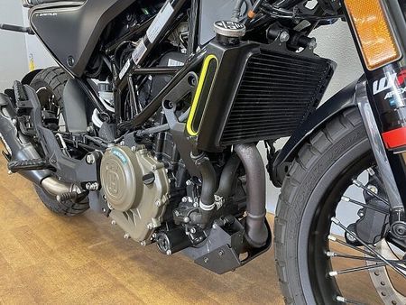 ハスクバーナ SVARTPILEN 401 スヴァルトピレン401 2022年モデル 充電機能付きスマホホルダー装備 ローダウンカスタ 25