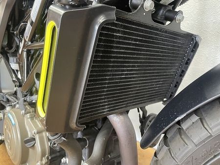 ハスクバーナ SVARTPILEN 401 スヴァルトピレン401 2022年モデル 充電機能付きスマホホルダー装備 ローダウンカスタ 26
