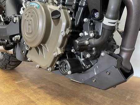 ハスクバーナ SVARTPILEN 401 スヴァルトピレン401 2022年モデル 充電機能付きスマホホルダー装備 ローダウンカスタ 29