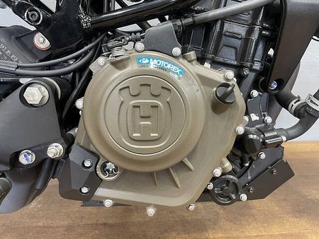ハスクバーナ SVARTPILEN 401 スヴァルトピレン401 2022年モデル 充電機能付きスマホホルダー装備 ローダウンカスタ 31