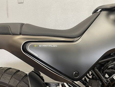 ハスクバーナ SVARTPILEN 401 スヴァルトピレン401 2022年モデル 充電機能付きスマホホルダー装備 ローダウンカスタ 34