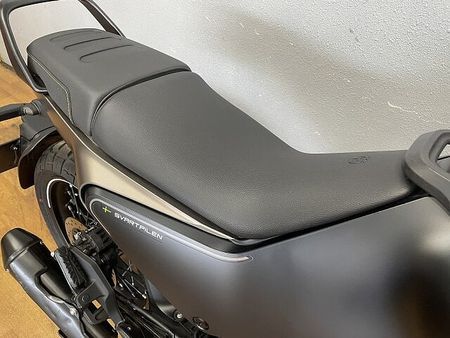 ハスクバーナ SVARTPILEN 401 スヴァルトピレン401 2022年モデル 充電機能付きスマホホルダー装備 ローダウンカスタ 35