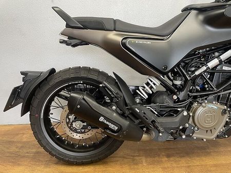 ハスクバーナ SVARTPILEN 401 スヴァルトピレン401 2022年モデル 充電機能付きスマホホルダー装備 ローダウンカスタ 36