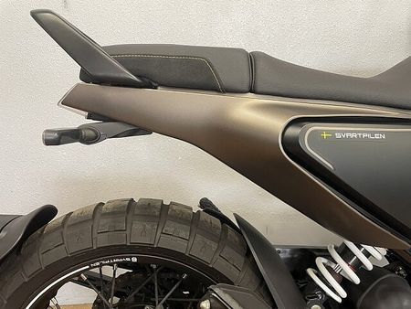 ハスクバーナ SVARTPILEN 401 スヴァルトピレン401 2022年モデル 充電機能付きスマホホルダー装備 ローダウンカスタ 37