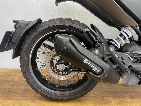 ハスクバーナ SVARTPILEN 401 スヴァルトピレン401 2022年モデル 充電機能付きスマホホルダー装備 ローダウンカスタ 39