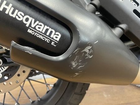 ハスクバーナ SVARTPILEN 401 スヴァルトピレン401 2022年モデル 充電機能付きスマホホルダー装備 ローダウンカスタ 40
