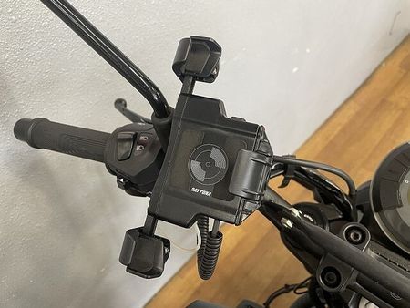 ハスクバーナ SVARTPILEN 401 スヴァルトピレン401 2022年モデル 充電機能付きスマホホルダー装備 ローダウンカスタ 4
