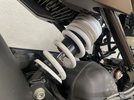 ハスクバーナ SVARTPILEN 401 スヴァルトピレン401 2022年モデル 充電機能付きスマホホルダー装備 ローダウンカスタ 5