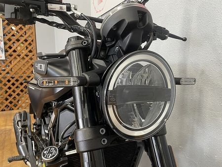 ハスクバーナ SVARTPILEN 401 スヴァルトピレン401 2022年モデル 充電機能付きスマホホルダー装備 ローダウンカスタ 9