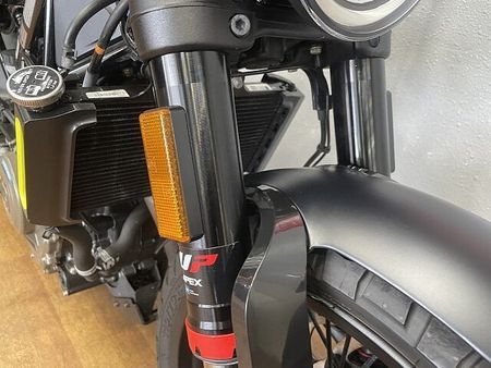 ハスクバーナ SVARTPILEN 401 スヴァルトピレン401 2022年モデル 充電機能付きスマホホルダー装備 ローダウンカスタ 10