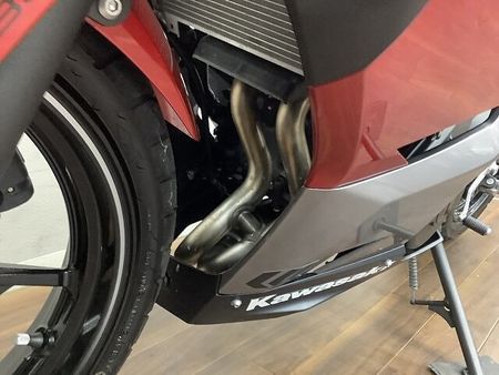 カワサキ ニンジャ 250 ニンジャ250 NINJAシリーズでは珍しいレッドカラーが目を惹く2022年モデル! 22