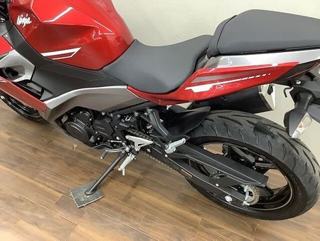 カワサキ ニンジャ 250 ニンジャ250 NINJAシリーズでは珍しいレッドカラーが目を惹く2022年モデル! 9