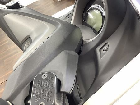 ヤマハ NMAX NMAX スポーツスクーターとしての存在感と走りを具現化させた1台!距離も浅めでこれから長 24
