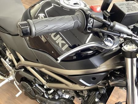 スズキ SV650 SV650 トレリスフレームの綺麗な造形とVツインのトルク感が特徴のミドルクラスネイキッド 25