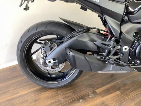 スズキ GSX1000S カタナ (刀) KATANA1000 名の通りの切れ味ある走りは今も顕在!かつての名車のリバイバルモデル! 12
