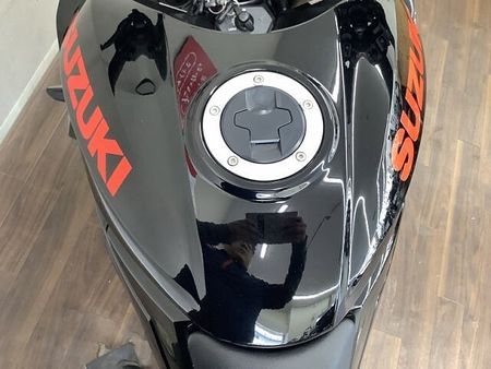 スズキ GSX1000S カタナ (刀) KATANA1000 名の通りの切れ味ある走りは今も顕在!かつての名車のリバイバルモデル! 32
