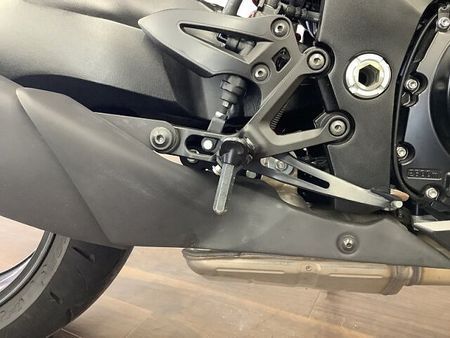 スズキ GSX1000S カタナ (刀) KATANA1000 名の通りの切れ味ある走りは今も顕在!かつての名車のリバイバルモデル! 34