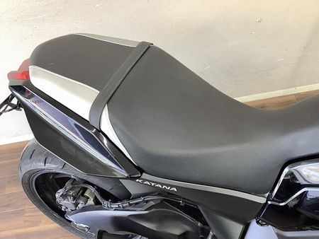 スズキ GSX1000S カタナ (刀) KATANA1000 名の通りの切れ味ある走りは今も顕在!かつての名車のリバイバルモデル! 10
