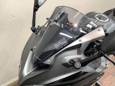 カワサキ ZX-25R 【マル得】ニンジャZX-25R SE シャープさ際立つガンメタリックカラーが特徴の2022 19