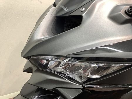 カワサキ ZX-25R 【マル得】ニンジャZX-25R SE シャープさ際立つガンメタリックカラーが特徴の2022 24