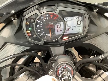 カワサキ ZX-25R 【マル得】ニンジャZX-25R SE シャープさ際立つガンメタリックカラーが特徴の2022 4