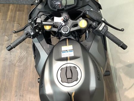 カワサキ ZX-25R 【マル得】ニンジャZX-25R SE シャープさ際立つガンメタリックカラーが特徴の2022 8