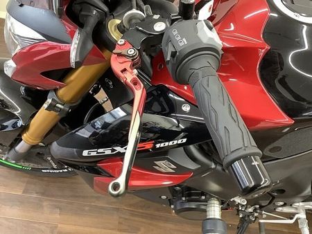 スズキ GSX-S1000 GSX-S1000 ストファイらしい力強いボディと軽量な車体で乗りやすさも両立させた大型ネ 21