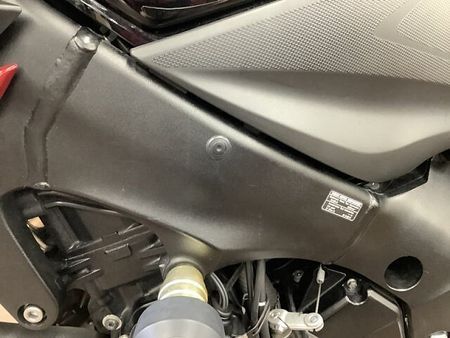 スズキ GSX-S1000 GSX-S1000 ストファイらしい力強いボディと軽量な車体で乗りやすさも両立させた大型ネ 26