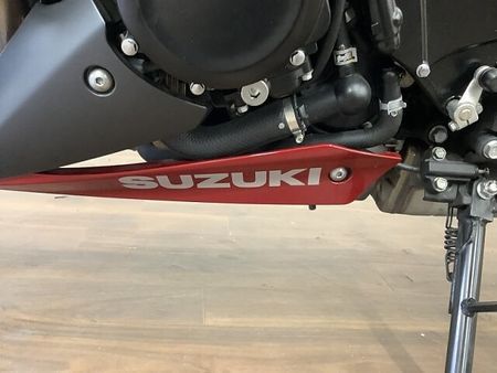 スズキ GSX-S1000 GSX-S1000 ストファイらしい力強いボディと軽量な車体で乗りやすさも両立させた大型ネ 28