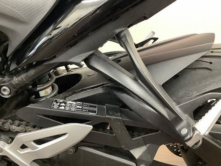 スズキ GSX-S1000 GSX-S1000 ストファイらしい力強いボディと軽量な車体で乗りやすさも両立させた大型ネ 33
