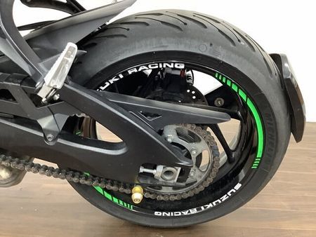 スズキ GSX-S1000 GSX-S1000 ストファイらしい力強いボディと軽量な車体で乗りやすさも両立させた大型ネ 36