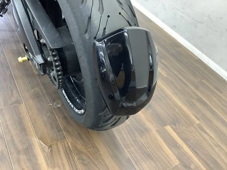 スズキ GSX-S1000 GSX-S1000 ストファイらしい力強いボディと軽量な車体で乗りやすさも両立させた大型ネ 38