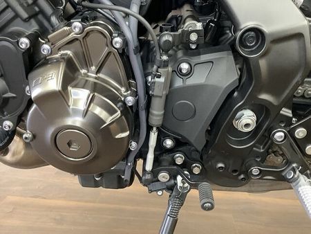 ヤマハ XSR900 XSR900 大型バイクの迫力も兼ね備えたネオレトロの皮を被った狼!安心の赤キー付属! 33