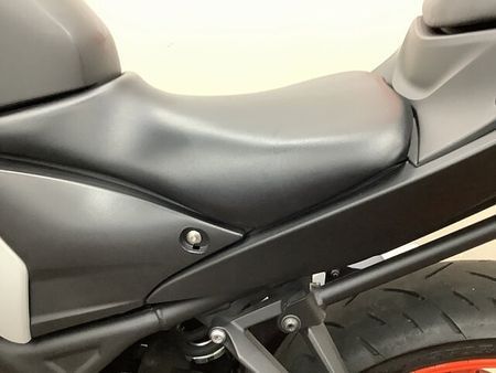 ヤマハ MT-03 (-2013) MT-03 近未来的なフォルムと絶妙なトルク感が楽しい中型ネイキッド!便利なリアボックス装 24
