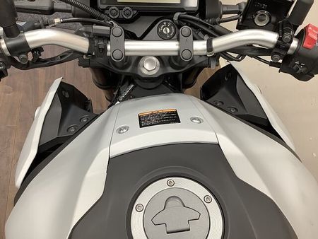 ヤマハ MT-03 (-2013) MT-03 近未来的なフォルムと絶妙なトルク感が楽しい中型ネイキッド!便利なリアボックス装 5