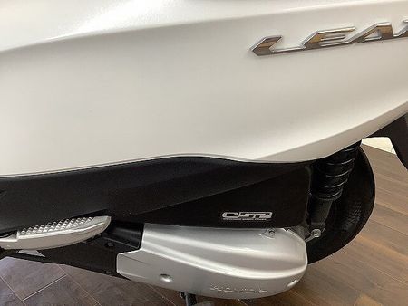 ホンダ リード125 リード125 流麗なボディと広々メットインで実用性が高い1台!走行時に有ってうれしい大型ス 24
