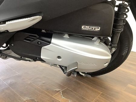 ホンダ リード125 リード125 流麗なボディと広々メットインで実用性が高い1台!走行時に有ってうれしい大型ス 25