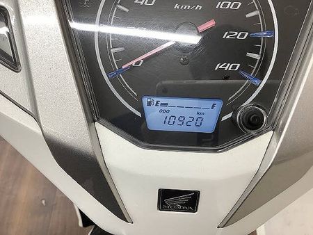 ホンダ リード125 リード125 流麗なボディと広々メットインで実用性が高い1台!走行時に有ってうれしい大型ス 4