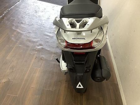 ホンダ リード125 リード125 流麗なボディと広々メットインで実用性が高い1台!走行時に有ってうれしい大型ス 9
