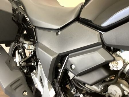 スズキ Vストローム250 V-ストローム250ABS ゆとりのあるライディングポジションと安定感ある走りが人気の秘訣 35