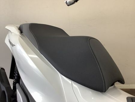 ホンダ PCX125 PCX125 機能面も充実させ進化を続けるコミューターの代表格!通勤・通学はお任せあれ! 25