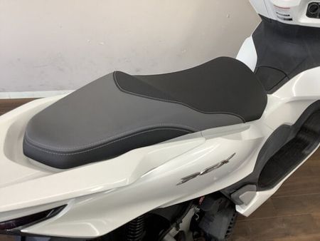 ホンダ PCX125 PCX125 機能面も充実させ進化を続けるコミューターの代表格!通勤・通学はお任せあれ! 29