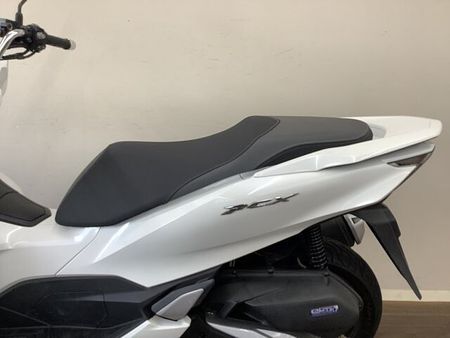 ホンダ PCX125 PCX125 機能面も充実させ進化を続けるコミューターの代表格!通勤・通学はお任せあれ! 36