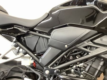 ホンダ CB250R CB250R トラディショナルなデザインながらフルデジタルメーター等機能面も充実!軽く瞬発 25