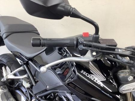 ホンダ CB250R CB250R トラディショナルなデザインながらフルデジタルメーター等機能面も充実!軽く瞬発 32