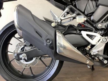 ホンダ CB250R CB250R トラディショナルなデザインながらフルデジタルメーター等機能面も充実!軽く瞬発 9